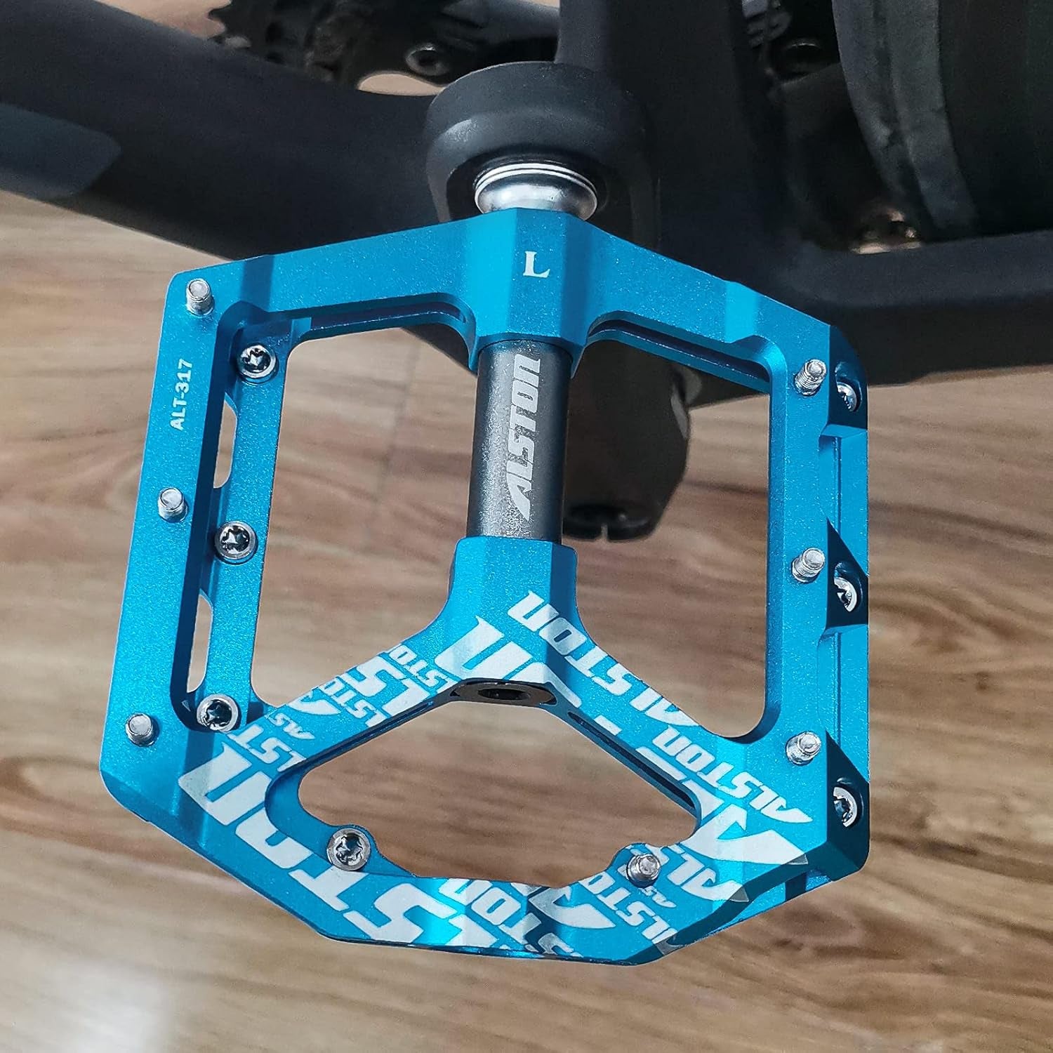 Non-Slip Mountain Bike Pedals,Ultra Strong Colorful Cr-Mo CNC Machined 9/16" 3 Sealed Bearings for Road BMX MTB Fixie Bikes